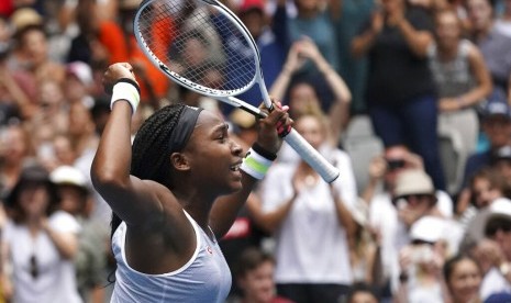 Petenis remaja Amerika Coco Gauff bertahan dalam pertarungan tiga set melawan Sorana Cirstea pada Australia Terbuka, Rabu (22/1). 