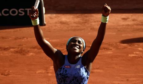 Petenis remaja Amerika Serikat Coco Gauff merayakan keberhasilannya melangkah ke final French Open 2022 setelah mengalahkan petenis Italia Martina Trevisan dengan 6-3, 6-1 di semifinal.