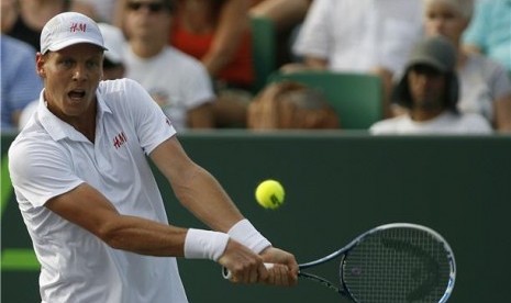 Petenis Republik Cheska, Tomas Berdych, mengembalikan pukulan lawannya asal Kolombia, Alejandro Falla, di putaran ketiga tunggal putra turnamen tenis Sony Terbuka di Key Biscayne, Florida, Miami, Senin (25/3). 