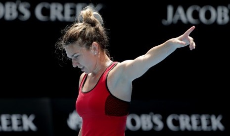 Petenis Rumania, Simona Halep, melepaskan kegembiraanya usai mengalahkan petenis Amerika Serikat, Lauren Davis, dalam pertandingan putaran ketiga turnamen tenis Australia Terbuka di Melbourne, Australia, Sabtu (20/1). 