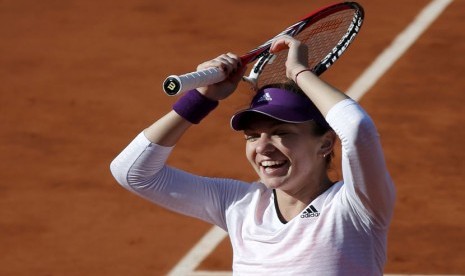 Petenis Rumania, Simona Halep, meluapkan kegembiraannya setelah menembus semifinal Prancis Terbuka dengan mengalahkan petenis Rusia, Svetlana Kuznetsova, di Roland Garros, Paris, Rabu (4/6). 