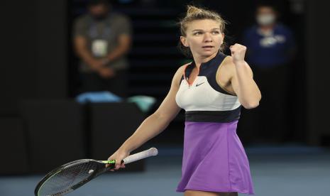 Petenis Rumania Simona Halep merayakan setelah mengalahkan petenis Polandia Iga Swiatek pada pertandingan putaran keempat mereka di kejuaraan tenis Australia Terbuka di Melbourne, Australia, Minggu, 14 Februari 2021. 