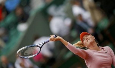 Petenis Rusia, Maria Sharapova, melepaskan servis saat berhadapan dengan kompatriotnya, Ksenia Pervak, di putaran pertama Prancis Terbuka di Roland Garros, Paris, Senin (26/5). 