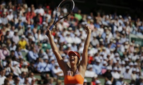 Petenis Rusia, Maria Sharapova, meluapkan kegembiraannya usai mengalahkan petenis Kanada, Eugenie Bouchard di semifinal tunggal putri Prancis Terbuka di Roland Garros, Paris, Kamis (5/6). 