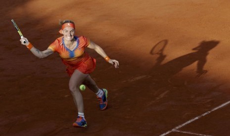 Petenis Rusia, Svetlana Kuznetsova, sudah mengejar bola pukulan petenis Republik Ceska, Lucie Safarova, dalam laga Prancis Terbuka di Roland Garros, Paris, Senin (2/6). 