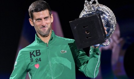 Petenis Serbia Novak Djokovic berhasil mempertahankan gelar Australia Terbuka. Di babak Final, The Joker kalahkan Dominic Thiem.