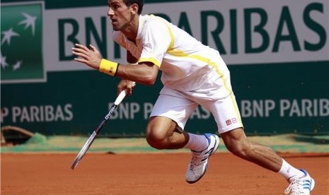 Petenis Serbia, Novak Djokovic, berlari mengejar bola saat menghadapi petenis Rusia, Mikhail Youzhny, di laga turnamen Monter Carlo Masters di Monaco pada Rabu (17/4). 