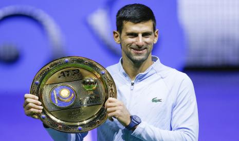 Petenis Serbia Novak Djokovic berpose dengan trofi setelah memenangkan pertandingan tenis final turnamen tenis ATP 500 Astana Open melawan Stefanos Tsitsipas dari Yunani di Astana, Kazakhstan, Ahad 9 Oktober 2022. Menteri imigrasi menolak kehadiran Djokovic di Australia Terbuka.