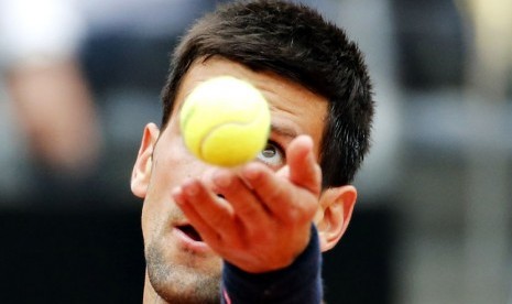 Petenis Serbia, Novak Djokovic, bersiap melakukan servis ketika menghadapi petenis Spanyol, David Ferrer, di perempat final Roma Masters pada Jumat (16/5). 