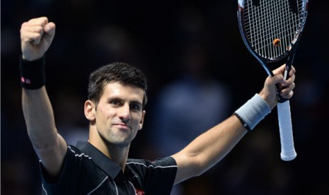   Petenis Serbia, Novak Djokovic, melakukan selebrasi usai mengalahkan petenis Spanyol, Rafael Nadal, dalam partai final turnamen tenis 'Final Tur Dunia ATP' di O2 Arena, London, Inggris, Senin (11/11). 