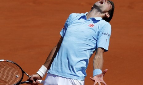 Petenis Serbia, Novak Djokovic, meluapkan emosi saat menghadapi petenis Latvia, Ernests Gulbis, di semifinal Prancis Terbuka di Roland Garros, Paris, Jumat (6/6). 