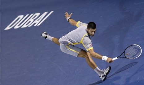 Petenis Serbia, Novak Djokovic, membalikan pukulan petenis Italia, Andreas Seppi, di babak perempat final Kejuaraan Dubai 2013 di Dubai pada Kamis (28/2).  