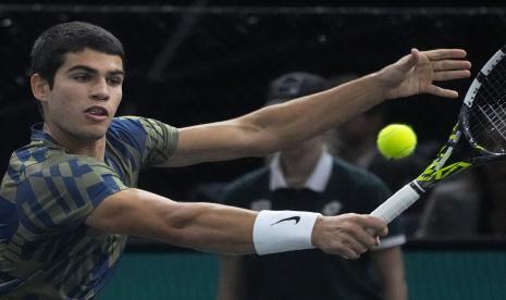 Petenis Spanyol Carlos Alcaraz mengembalikan bola ke Grigor Dimitrov, dari Bulgaria, dalam pertandingan putaran ketiga turnamen tenis Paris Masters di Accor Arena, Kamis, 3 November 2022 di Paris. Alcaraz tak bisa mencapai final ATP atau Piala Davis akibat cedera otot perut.