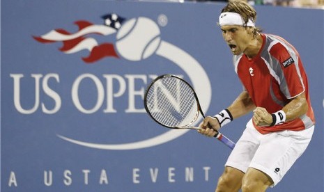 Petenis Spanyol, David Ferrer, meluapkan emosi saat menghadapi petenis Richard Gasquet asal Prancis di putaran keempat turnamen Amerika Terbuka 2012 di New York pada Selasa (4/9).