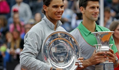 Petenis Spanyol, Rafael Nadal (kiri) dan petenis Serbia, Novak Djokovic.