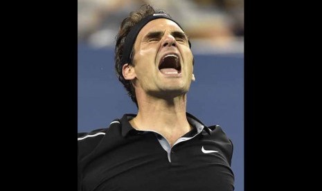 Petenis Swiss, Roger Federer, bereaksi usai mengalahkan petenis Prancis, Gael Monfils, di perempat final grand slam Amerika Terbuka di Flushing Meadows, New York, Amerika Serikat, Kamis (4/9). 