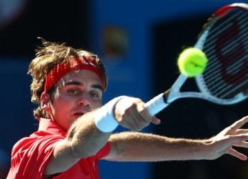 Petenis Swiss, Roger Federer, melepaskan pukulan backhand saat menghadapi petenis Juan Martin Del Potro asal Argentina di babak perempat final Australia Terbuka di Melbourne, Australia, Selasa (24/1). 