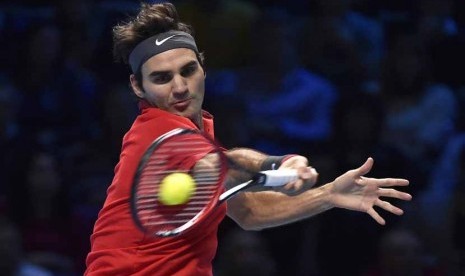 Petenis Swiss, Roger Federer, melepaskan pukulan saat menghadapi petenis Stan Wawrinka, dalam laga semifinal kejuaraan Final Tur Dunia ATP di O2 Arena, London, Sabtu (15/11). 