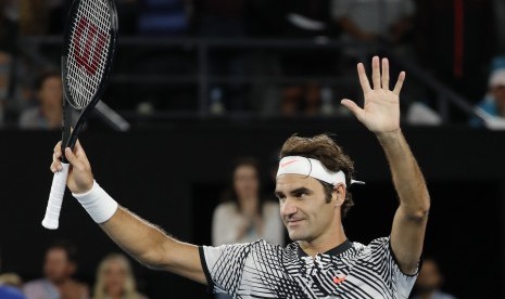 Petenis Swiss Roger Federer merayakan kemenangan atas Mischa Zverev pada babak perempat final Australia Terbuka, Selasa (24/1).