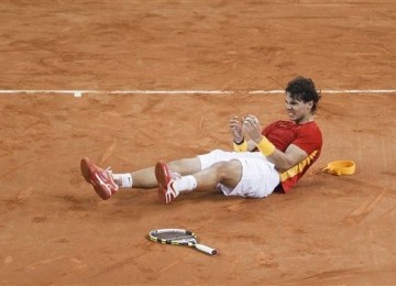 Petenis tim Spanyol, Rafael Nadal, meluapkan emosinya usai mengalahkan petenis Argentina, Juan Martin Del Potro, untuk memastikan Spanyol memenangkan Piala Davis di Sevilla, Spanyol, Ahad (4/12). 