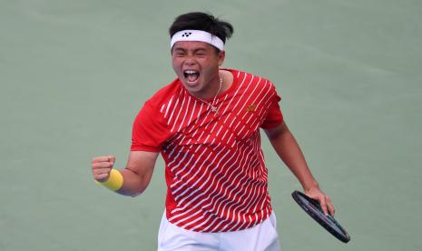 Petenis tunggal putra Indonesia David Agung Susanto berteriak usai mengalahkan lawannya asal Kenya Ismael Changawa Ruwa Mzai dalam babak play off Grup Dunia II Piala Davis di Stadion Tenis Gelora Bung Karno, Jakarta, Jumat (6/3). David Agung menang dua set langsung dengan skor 6-2 dan 6-4. 