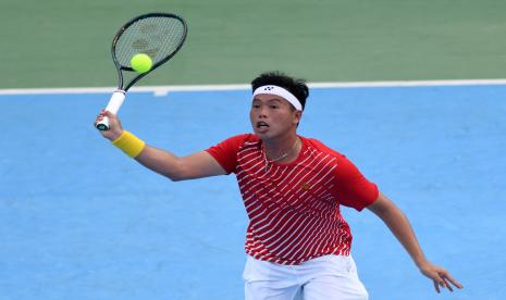 Petenis tunggal putra Indonesia David Agung Susanto mengembalikan bola ke arah lawannya asal Kenya Ismael Changawa Ruwa Mzai dalam babak play off Grup Dunia II Piala Davis di Stadion Tenis Gelora Bung Karno, Jakarta, Jumat (6/3). David Agung menang dua set langsung dengan skor 6-2 dan 6-4. 