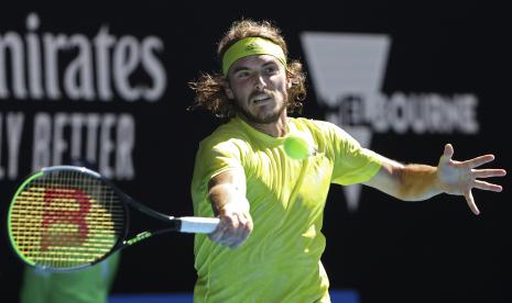 Petenis Yunani Stefanos Tsitsipas melakukan pukulan forehand kepada petenis Swedia Mikael Ymer pada pertandingan putaran ketiga mereka di kejuaraan tenis Australia Terbuka di Melbourne, Australia, Sabtu, 13 Februari 2021.