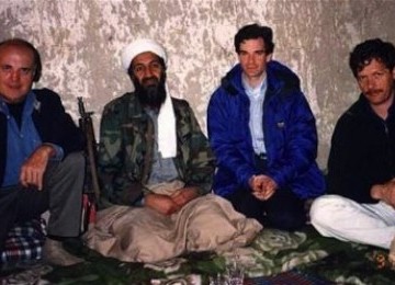 Peter Bergen (berjaket biru) saat bertemu dengan Osama bin Ladin (berturban putih) pada Maret 1997 silam