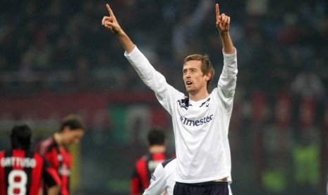 Peter Crouch saat masih memperkuat Tottenham Hotspur. Pelatih Tottenham Jose Mourinho bercanda akan menarik Peter Crouch menggantikan Son Heung-min yang cedera.