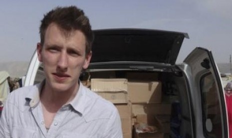 Abdul-Rahman (Peter) Kassig is pictured making a food delivery to refugees in Lebanon’s Bekaa Valley in this May 2013 handout photo released by his family November 16, 2014.