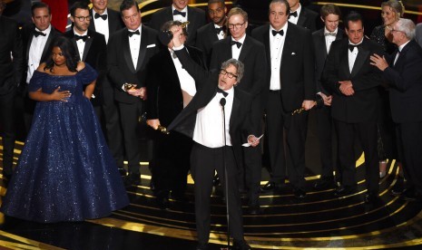 Peter Farrelly (tengah) memegang Oscar bersama kru dan pemain film Green Book, Senin (25/2), di Dolby Theatre Los Angeles.