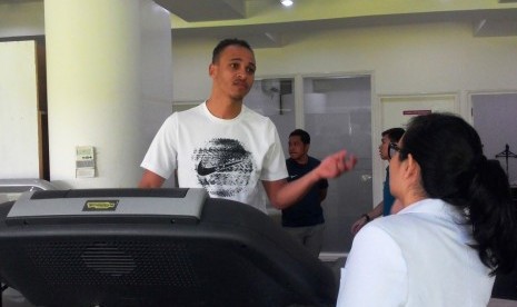 Peter Odemwingie saat menjalani tes medis di Indonesia Sports Medicine Centre (ISMC), Senin (3/4).