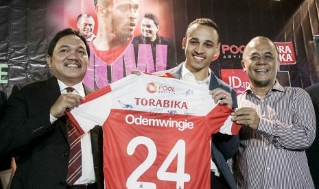 Peter Odemwingie (tengah).