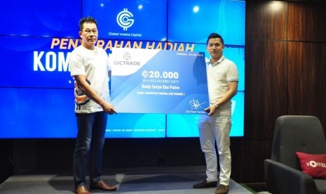 Peter Tandean CEO sekaligus pendiri GIC-Trade saat penyerahan hadiah bagi para pemenang Trading Competition Live 2019 Babak Pertama di Jakarta, Kamis (4/7)