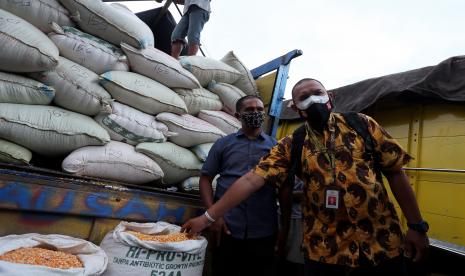 Peternak ayam petelur Suroto (kedua kanan) bersama staf perwakilan kantor Sekretariat Negara mengecek jagung bantuan dari Presiden Joko Widodo di Blitar, Jawa Timur, Senin (20/9/2021). Setelah mengundang Suroto ke Istana Negara beberapa waktu lalu, Presiden Joko Widodo langsung memberikan bantuan jagung sebanyak 20 ton yang diserahkan langsung oleh perwakilan Sekretariat Presiden guna membantu peternak ayam petelur di wilayah tersebut.