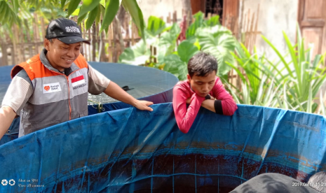     Peternak berdaya binaan Rumah Zakat melakukan panen ikan lele.