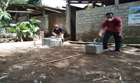 Peternak sapi di Desa Pagerjurang, Kecamatan Musuk, Kabupaten Boyolali, Jawa Tengah, memanfaatkan limbah kotoran sapi menjadi biogas. 