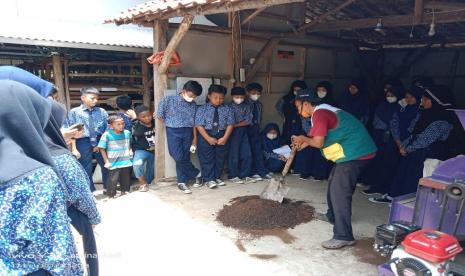 Peternakan Kampung Domba Desa Berdaya Babajurang, Kecamatan Jatitujuh, Kabupaten Majalengka yang merupakan binaan Rumah Zakat dan BSI, pada Kamis (17/2/2022), mendapat kunjungan dari siswa siswi MTsN Jatitujuh beserta guru pendamping.