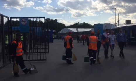 Petgas kebersihan stadion di Rusia.