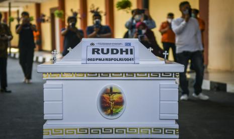 Peti berisi jenazah korban kebakaran lapas kelas 1 Tangerang untuk diserahkan kepada keluarga di RS Polri, Kramat Jati, di Jakarta, Jumat (10/9/2021). Tim Disaster Victim Identification (DVI) Polri menyerahkan satu jenazah korban kebakaran Lapas yang telah teridentifikasi atas nama Rudhi bin Ong Eng Cue kepada pihak keluarga untuk dimakamkan.