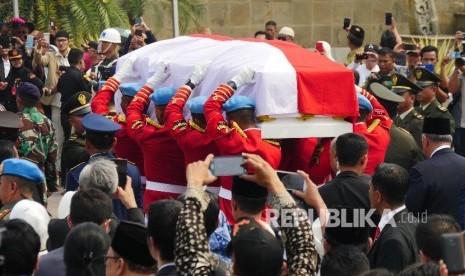 Peti jenazah Presiden Ketiga RI BJ Habibie memasuki pelataran Taman Makam Pahlawan Kalibata, Jakarta, Kamis (12/9).