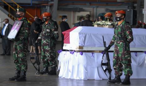 Peti jenazah Wakil Gubernur Papua Klemen Tinal setibanya di Bandara Mozes Kilangin Timika, Papua, Ahad (23/5/2021). Jenazah Wagub Papua tersebut akan disemayamkan di Pendopo Rumah Negara Kabupaten Mimika sebelum dimakamkan di kompleks pemakaman keluarga Tinal kawasan Karang Senang, Distrik Kuala Kencana, Mimika pada Senin (24/5/2021).