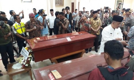 Peti jenazah warga Sumbar yang meninggal karena kerusuhan di Wamena Papua sampai di Bandara Internasional Minangkabau, Sumbar, Kamis (26/9).