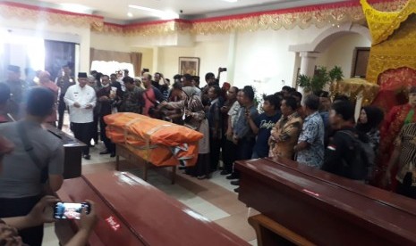 Peti jenazah warga Sumbar yang meninggal karena kerusuhan di Wamena Papua sampai di Bandara Internasional Minangkabau, Sumbar, Kamis (26/9).