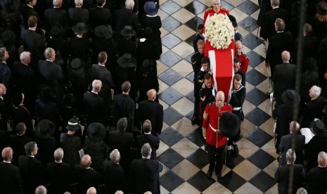   Peti mati mantan Perdana Menteri Inggris Margaret Thatcher memasuki Katedral St Paul di London, Rabu (17/4).    (AP/ Dominic Lipinski)