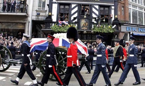  Peti mati mantan Perdana Menteri Inggris Margaret Thatcher dibawa dengan menggunakan kereta Pasukan Artileri Kerajaan Inggris di pusat kota London, Rabu (17/4).   (AP/Matt Dunham)