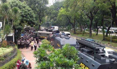 Petigas kepolisian berjaga di sekitar kawasan Patung Kuda, di Jalan Merdeka Barat, Jumat (26/10)