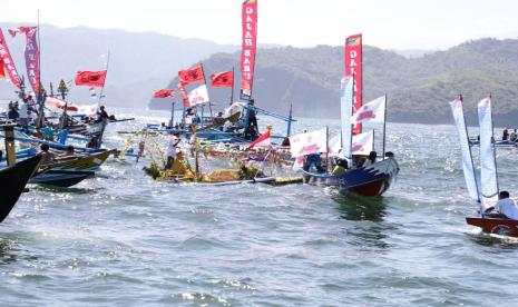 Petik Laut Larungan di pantai Sipelot Desa Pujiharjo, Kecamatan Tirtoyudo, Kabupaten Malang, Jawa Timur. 