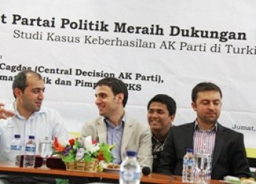 Petinggi AK Parti, ki-ka Salih Cagdas (Central Decision AK Party), Adem Ali Yilmas (Ketua Bidang Kepemudaan) dan Enes Sisman (Ketua dakwah pemuda Universitas). 