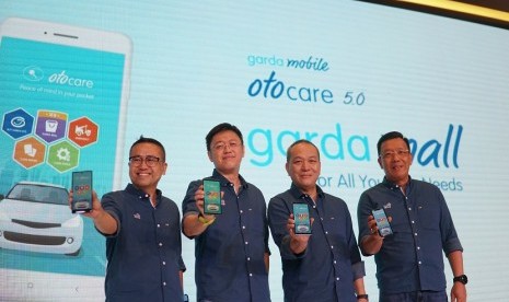 Petinggi Astra menunjukkan aplikasi Garda Mall saat peluncuran di Jakarta, Kamis (19/9). Asuransi Astra mempersembahkan fitur terbaru dalam layanan aplikasi Garda Mobile Otocare versi 5.0, yakni Garda Mall.